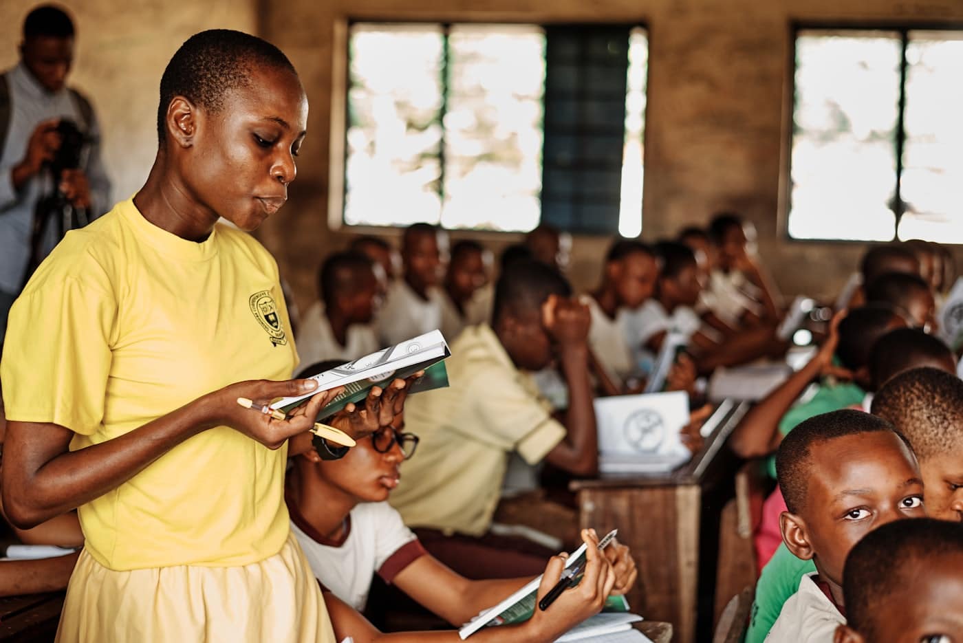 Enseignante devant une classe nombreuse dans un établissement d'Afrique de l'Ouest
