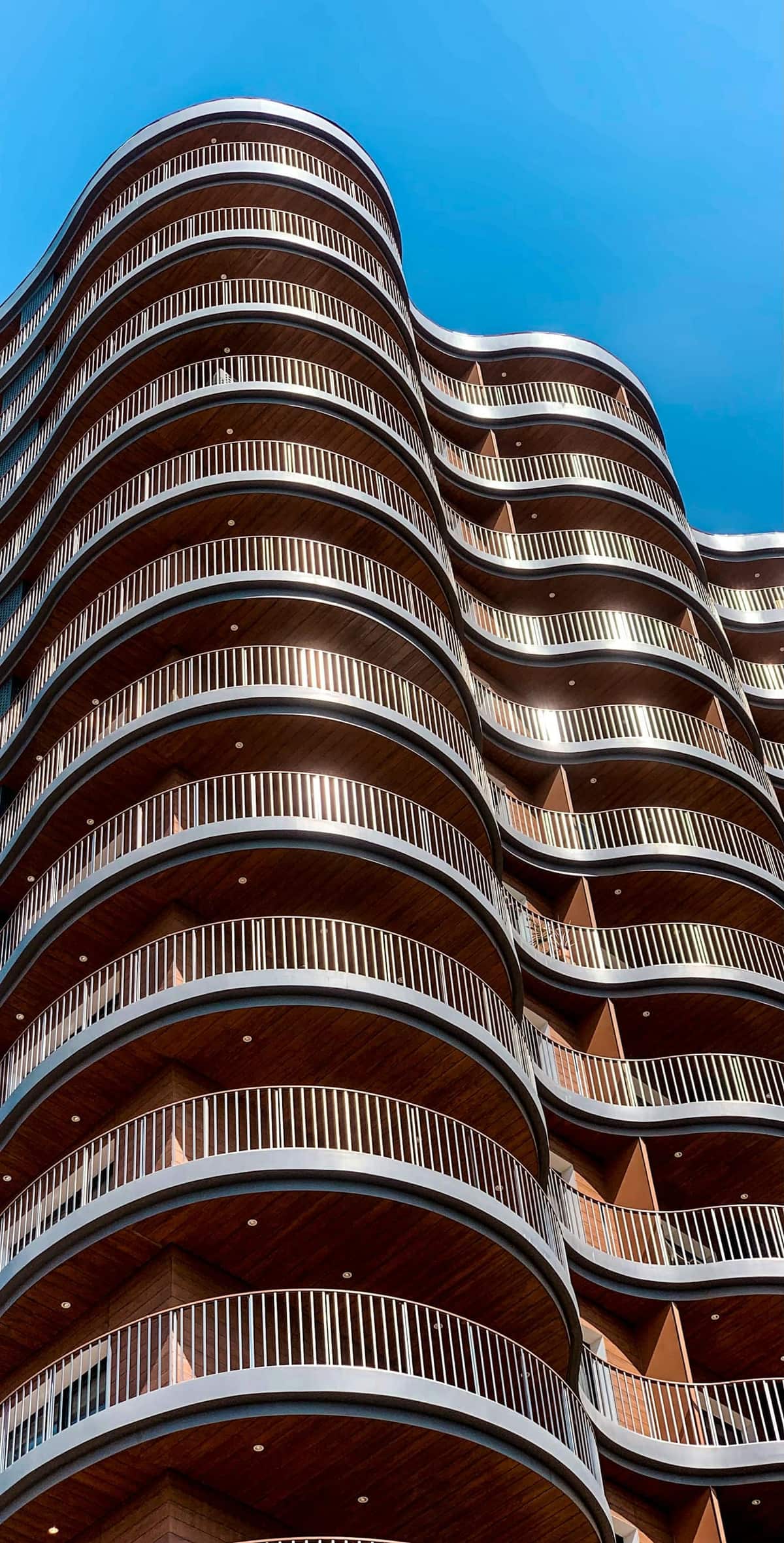 Façade d'un immeuble résidentiel moderne à balcons ondulés, Afrique de l'Ouest