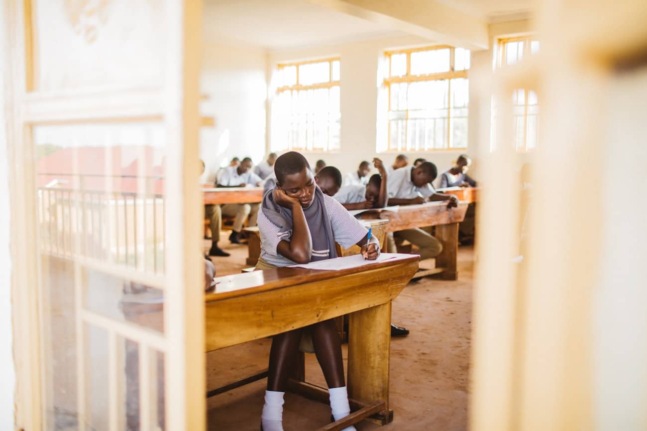 Élève en composition dans une salle de classe lumineuse