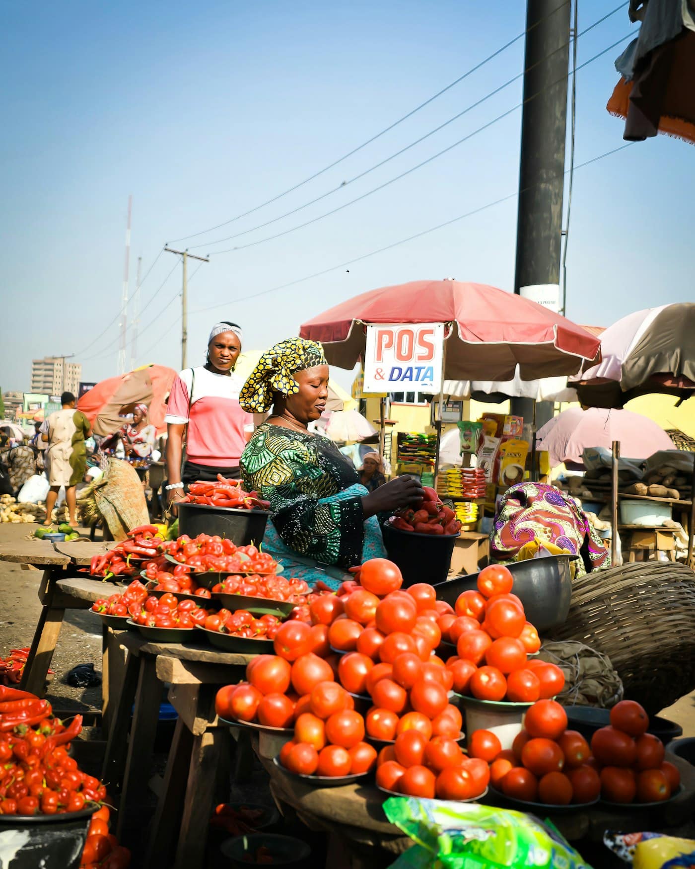 Commerçante sur un marché communal d'Afrique de l'Ouest