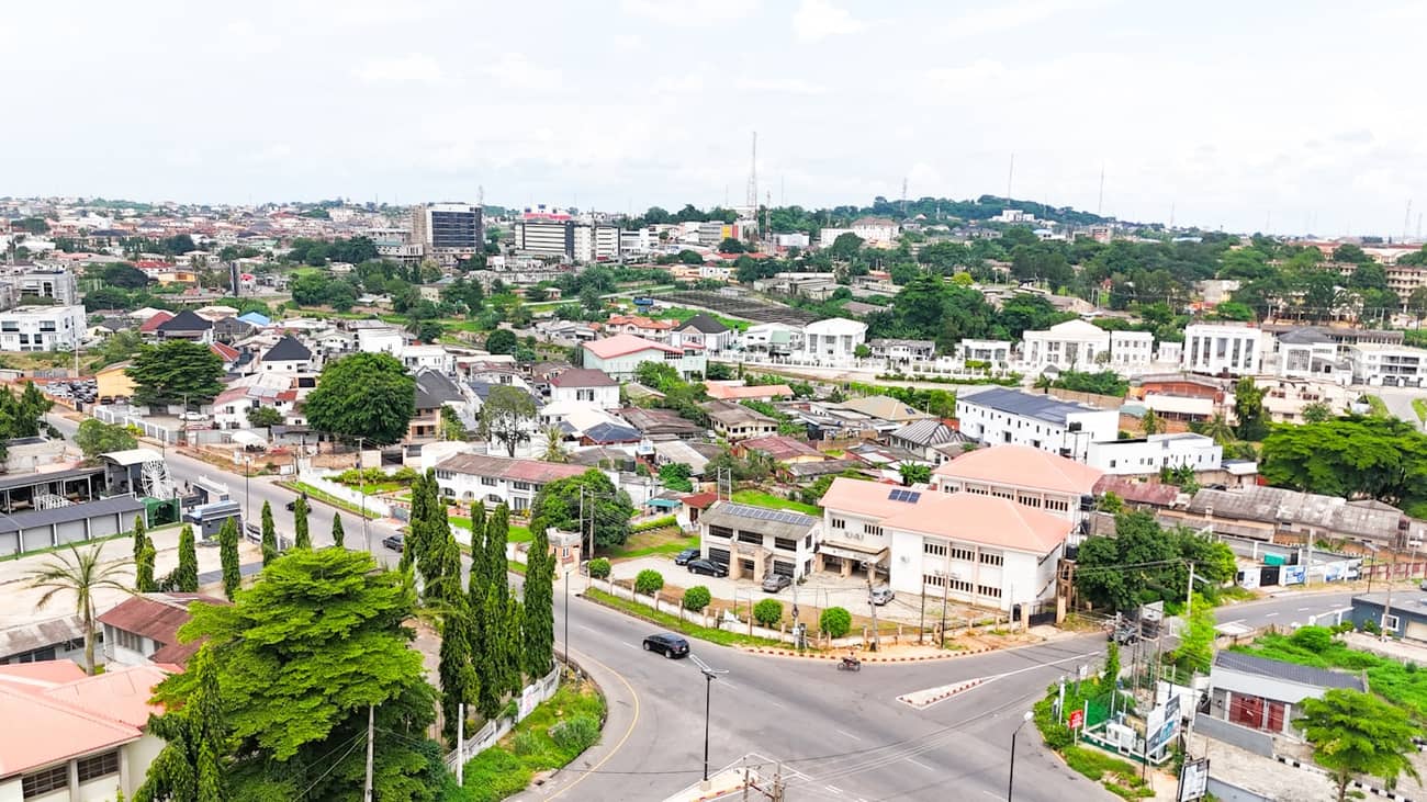 Vue aérienne d'un quartier résidentiel africain, voirie et carrefours
